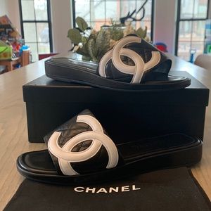 *AUTH* CHANEL 2006 Cruise black & white quilted leather cannon slides